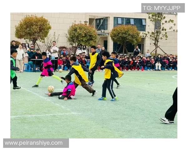 足球明星亲自带小朋友踢球传授技巧共度快乐时光